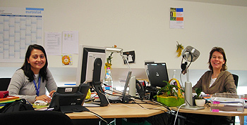 Angela Sacchi nel suo ufficio all'Efsa (a sinistra) con la sua advisor