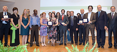 Foto di gruppo per i premiati con le autorità della Regione Lombardia