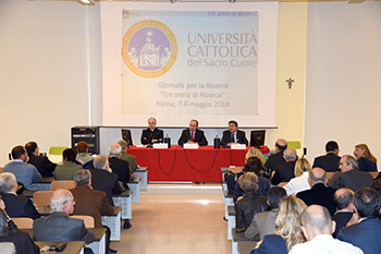 Il tavolo dei lavori con l'assistente ecclesiastico generale monsignor Claudio Giuliodori, il rettore Franco Anelli e il preside di Medicina Rocco Bellantone