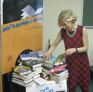 Mariagrazia Mazzitelli firma autografi sui libri del Bookcrossing