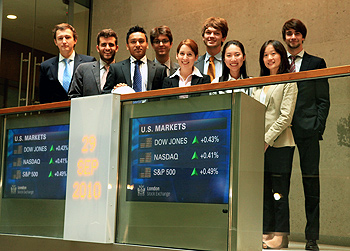 Michele Curtoni (primo a destra) con i suoi colleghi alla Borsa di Londra