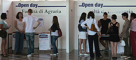 Gli stand di due facoltà all'Open day estivo 2010 della sede di Piacenza