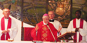 La celebrazione per il Natale presieduta dal vescovo monsingnor Gianni Ambrosio. A destra il rettore dell'Università Notre Dame di Haiti Pierre-Andreé Pierre