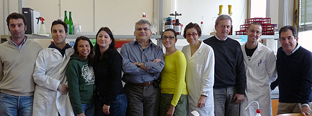 Il professor Stefano Poni (al centro) con il suo team di ricerca
