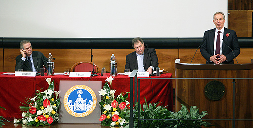 Tony Blair durante il suo discorso in aula magna. Al tavolo da sinistra il rettore Lorenzo Ornaghi e il presidente della Fondazione per la Sussidiarietà Giorgio Vittadini