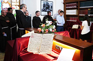 La mostra realizzata a Gerusalemme dai due neolaureati della Cattolica (a destra), alla presenza del Custode di Terrsanta padre Pier Battista Pizzaballa