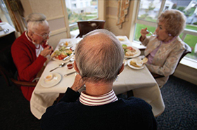 Anziani a tavola