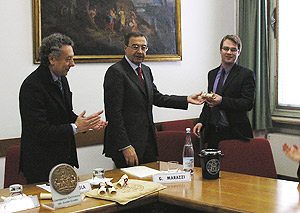 Giuseppe Marazzi consegna una delle 22 borse di studio per il Double Degree. A sinistra il preside Maurizio Baussola
