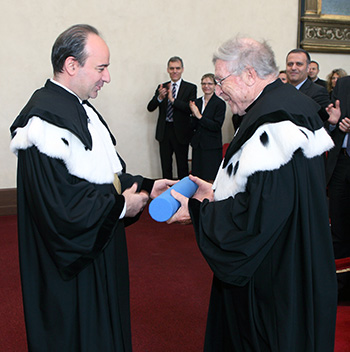 La consegna della laurea honoris causa a Wolfgang Brezinka da parte del rettore Franco Anelli