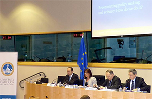 Bruxelles, Parlamento europeo, 11 dicembre 2014.  Il rettore Franco Anelli (a sinistra) presenta UCloud. Al suo fianco Patrizia Toia e Lorenzo Morelli