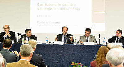 Raffaele Cantone al tavolo dei relatori