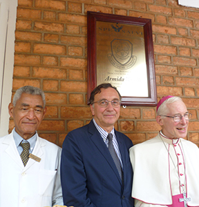 Il professor Roberto Cauda (al centro) con il preside della facoltà medica della Umu e con il nunzio apostolico