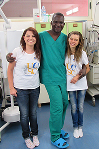 Alessandra Paolucci (a destra) con Giulia Lupi e un chirurgo ugandese