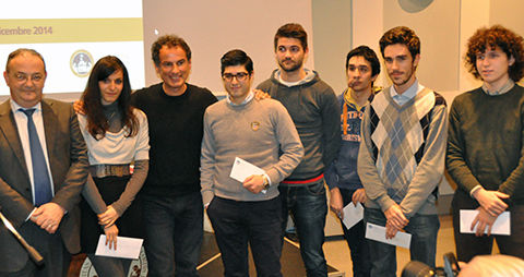 Il preside Morelli con Andrea De Carlo e i ragazzi vincitori delle borse di studio