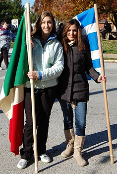 Diana Canzi con la bandiera italiana nel giorno dell'homecoming
