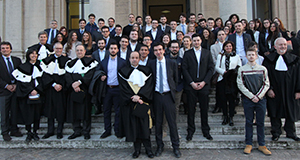 Foto di gruppo davanti alla sede di Cremona con il ministro Maurizio Martina e il rettore Franco Anelli