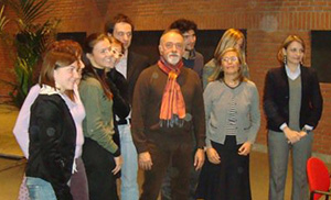 Giorgio Faletti coni ragazzi e i promotori del corso di alta formazione in Scrittura creativa. Milano, Università Cattolica, Aula Bontadini, 28 novembre 2008
