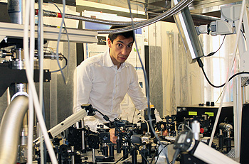 Francesco Banfi nei laboratori di Fisica a Brescia