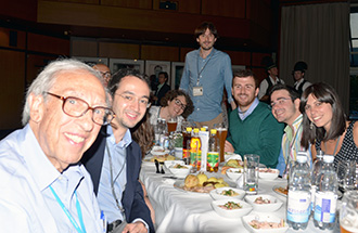 Salvatore Fusco (sullo sfondo con la maglia verde) con i colleghi ricercatori e con il premio Nobel per la Medicina 1992 Edmond H. Fischer (in primo piano)
