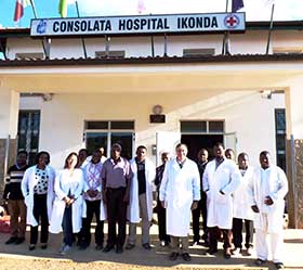 Foto di gruppo davanti all'ospedale di Ikonda