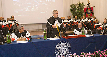 Il professor Lorenzo Ornaghi durante durante la cerimonia di inaugurazione dell'anno accademico a Roma. A sinistra il professor Paolo Magistrelli e a destra e il professor Walter Ricciardi 