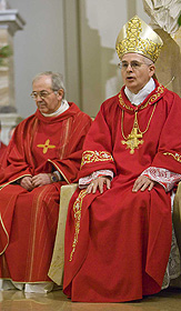 Monsignor Mariano Crociata presiede la celebrazione nella chiesa centrale della sede di Roma. Al suo fianco monsignor Sergio Lanza