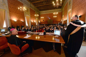 Il rettore Franco Anelli pronuncia il discorso inaugurale. Sullo sfondo monsignor Vincenzo Zani