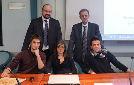 in piedi da sinistra Matteo Cervellati e il professor Roberto Nelli, seduti sempre da sinistra gli studenti Carlo Antoci, Silvia Sardo e Alberto Criscione 