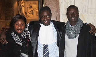 Abdou alla laurea con i suoi genitori