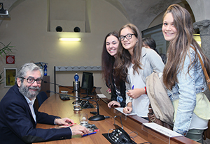 Lo scrittore Antonio Muñoz Molina firma dediche ad alcune studentesse dell'Università Cattolica