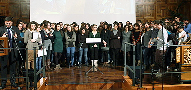 Foto d'insieme per i cori che si sono esibiti in aula magna- A sinistra il professor Enrico Reggiani