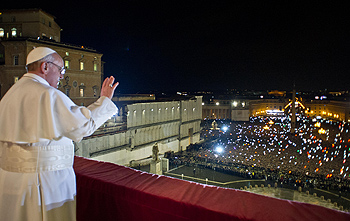 Papa Francesco si presenta alla folla di Piazza San Pietro