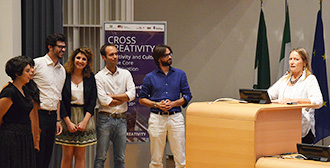 Nicola Peirano (secondo da destra) al momento della premiazione del suo progetto a Piazza Città di Lombardia