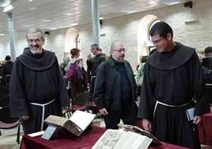 L'inaugurazione della Biblioteca francescana di Gerusalemme nel 2013. A sinistra padre Pierbattista Pizzaballa