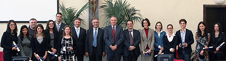 Foto di gruppo con il rettore Lorenzo Ornaghi per i migliori laureati del 2009