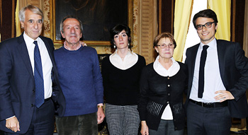 Foto di gruppo al comune di Milano per la premiazione, da parte del sindaco Pisapia, di Marco Trinchieri (a destra)