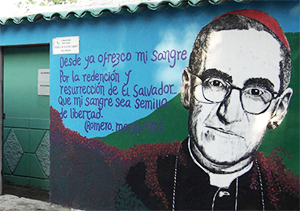 Un murales con il vescovo di San Salvador Oscar Arnulfo Romero