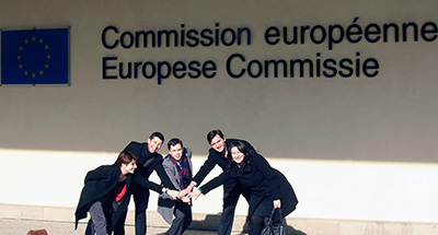 Roxana Sandu (a destra) a Bruxelless alla sede della Commissione europea