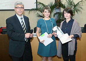 La vincitrice della sezione riservata al corso di alta formazione, Maria Grazia Casali (a destra), con Giuliana Grimaldi e il professor Giuseppe Lupo