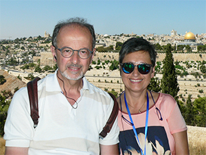 Il professor Vincenzo Valentini con la moglie e vista di Gerusalemme