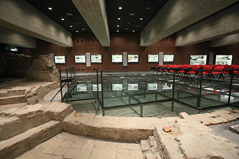 L'aula Bontadini della sede di Milano dell'Università Cattolica con l'esposizione dei reperti archeologici