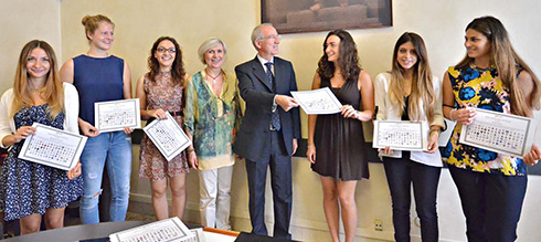 La premiazione di alcuni degli studenti che hanno partecipato a X-Culture. Al centro la professoressa Loretta Battaglia e il professor Mario Taccolini