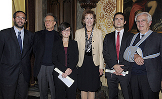 Francesco Calderoni (secondo da sinistra) alla cerimonia del premio Ambrosoli. Al centro il sindaco Letizia Moratti . A sinistra il figlio di Ambrosoli, Umberto