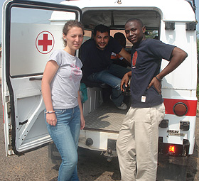 Francesca Giovannenze con Lorenzo Cataneo in Ghan con un collega ghanese