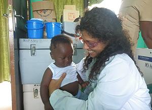 Roberta Trotta durante una visita in camice bianc