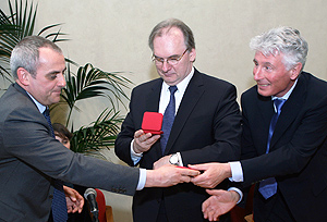 Da sinistra: il preside della facoltà di Scienze politiche e sociali Guido Merzoni consegna la medaglia dell’ateneo a Reiner Haseloff, presidente del Land Sassonia-Anhalt, e al console generale di Germania Jürgen Bubendey