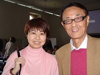 lo sceneggiatore del capolavoro Lanterne rosse, Ni Zhen, e la regista e sceneggiatrice, Xue Xiaolu, in Cattolica