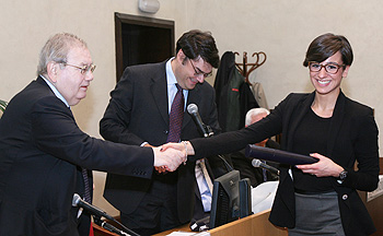 La consegna degli attestati del master da parte del professor Mario Napoli (a sinistra) e del professor Vincenzo Ferrante (al suo fianco)