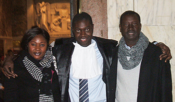 Abdou Mbodj il giorno del solenne giuramento da avvocato il 14 dicembre 2012 con i suoi genitori