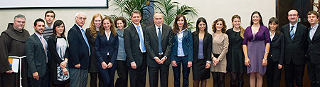 Foto di gruppo dei laureati Premio Gemelli 2012 con il presidente della Fgci Luigi Abete